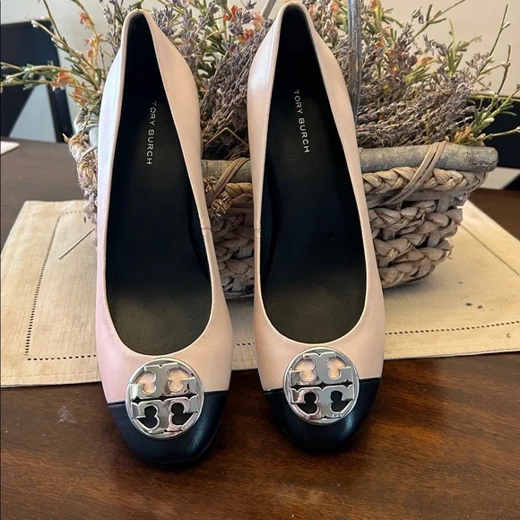 Tory Burch Pumps Size 7 1/2 NWOT - Picture 3 of 9
